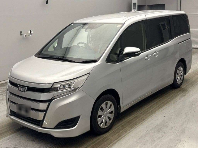 TOYOTA NOAH — фото