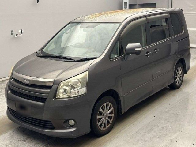 TOYOTA NOAH — фото