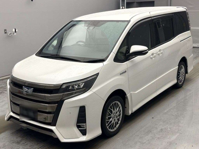 TOYOTA NOAH — фото