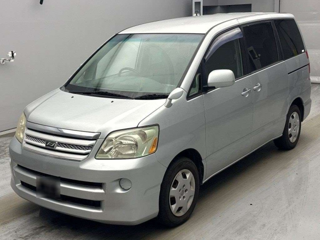 TOYOTA NOAH — фото