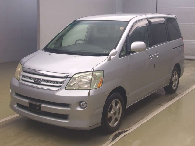 TOYOTA NOAH — фото