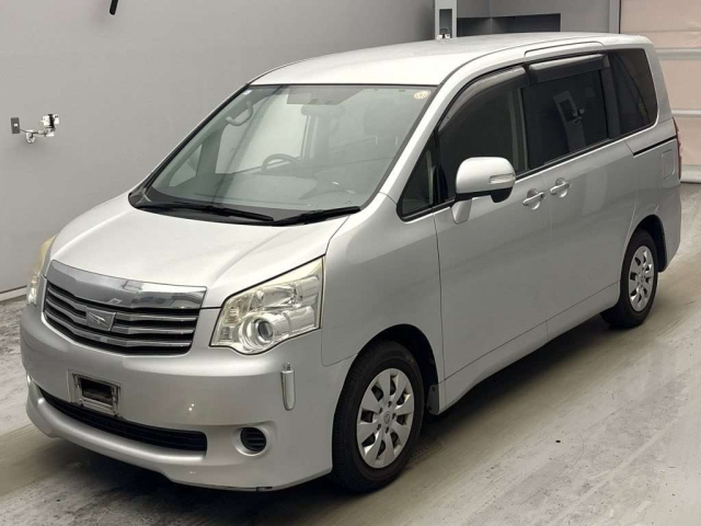 TOYOTA NOAH — фото
