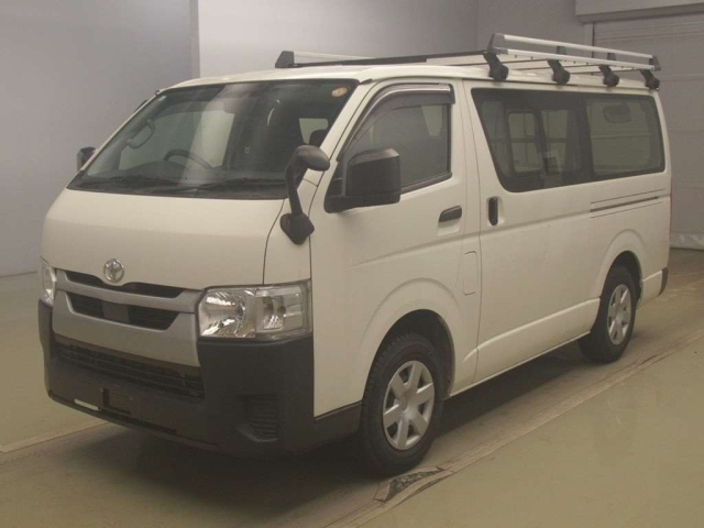 TOYOTA HIACE — фото