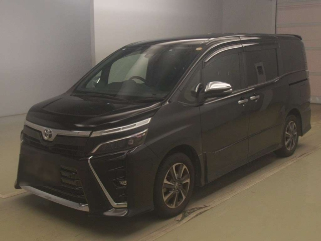 TOYOTA VOXY — фото
