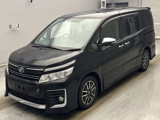 TOYOTA VOXY — фото