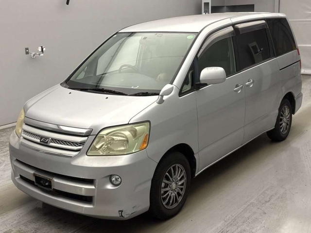TOYOTA NOAH — фото