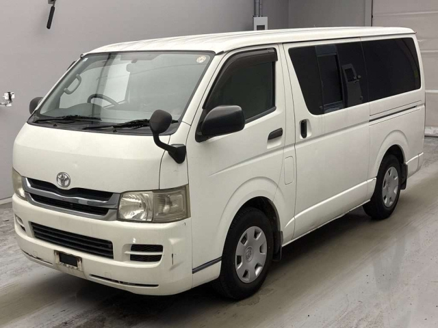 TOYOTA HIACE — фото