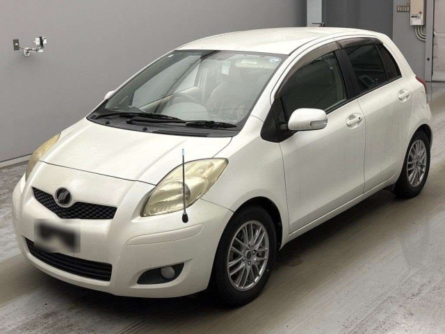 TOYOTA VITZ — фото