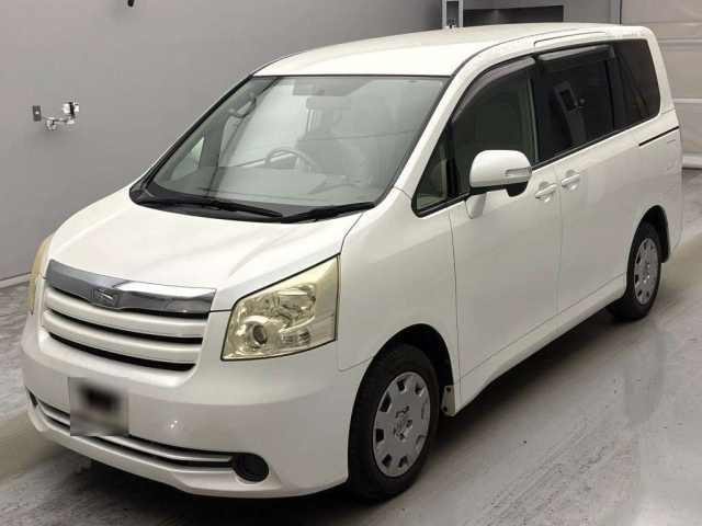 TOYOTA NOAH — фото