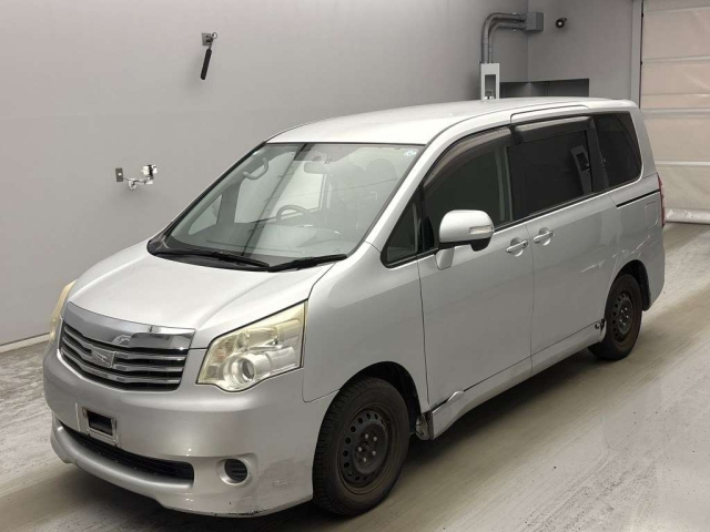 TOYOTA NOAH — фото