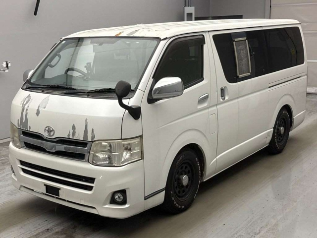 TOYOTA HIACE — фото