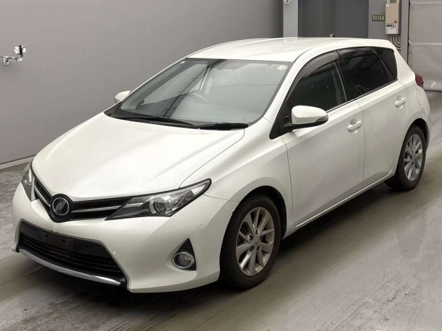 TOYOTA AURIS — фото