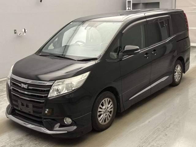 TOYOTA NOAH — фото