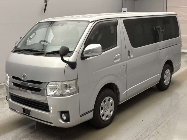 TOYOTA HIACE — фото