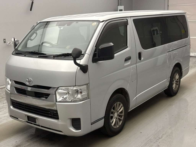 TOYOTA HIACE — фото