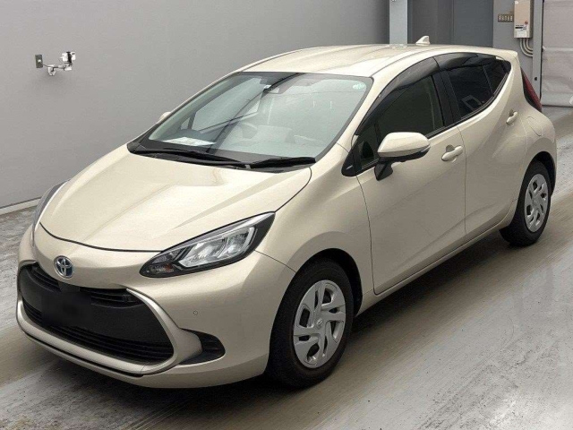 TOYOTA AQUA — фото