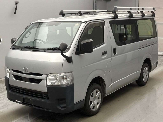 TOYOTA HIACE — фото