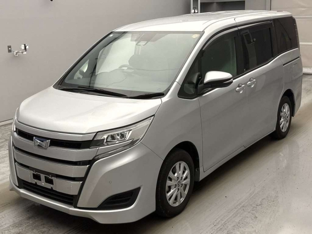 TOYOTA NOAH — фото