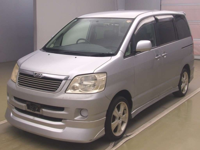 TOYOTA NOAH — фото