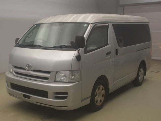 TOYOTA HIACE — фото