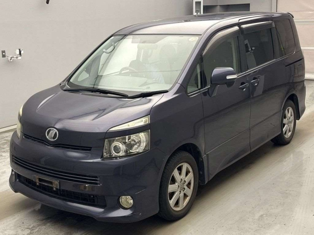 TOYOTA VOXY — фото