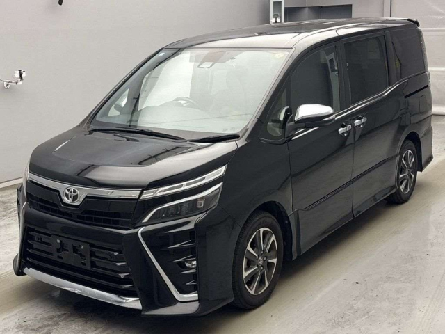 TOYOTA VOXY — фото