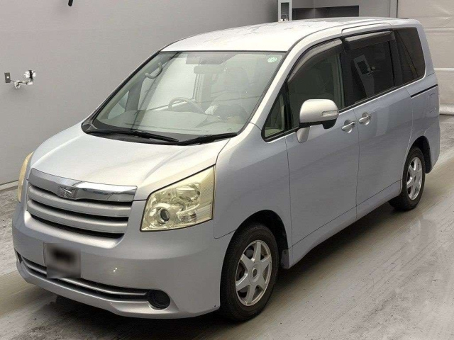 TOYOTA NOAH — фото
