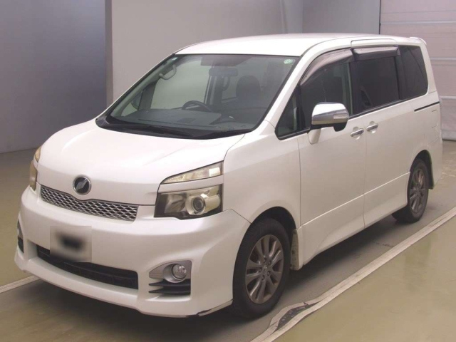 TOYOTA VOXY — фото