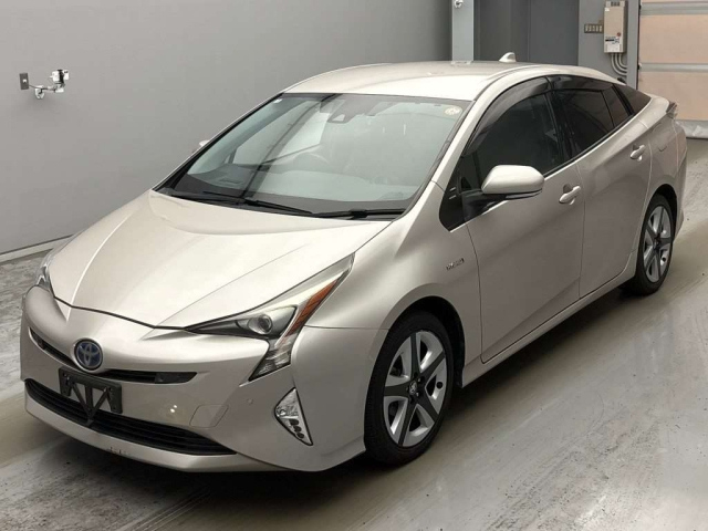 TOYOTA PRIUS — фото