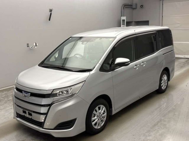 TOYOTA NOAH — фото