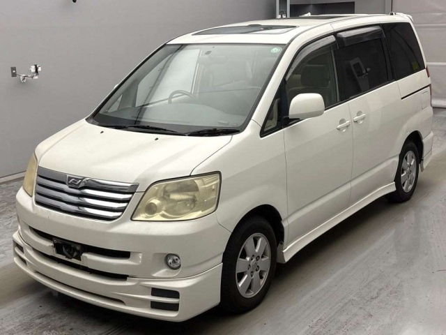 TOYOTA NOAH — фото