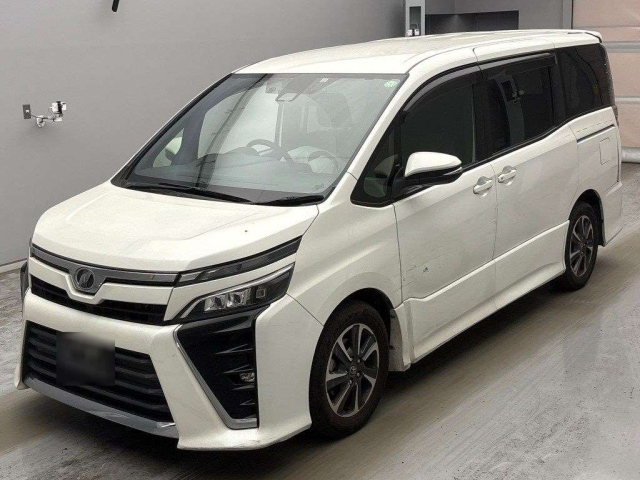 TOYOTA VOXY — фото
