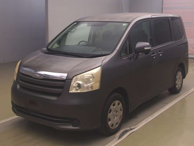 TOYOTA NOAH — фото