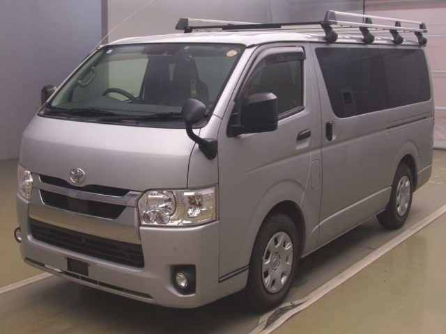 TOYOTA HIACE — фото