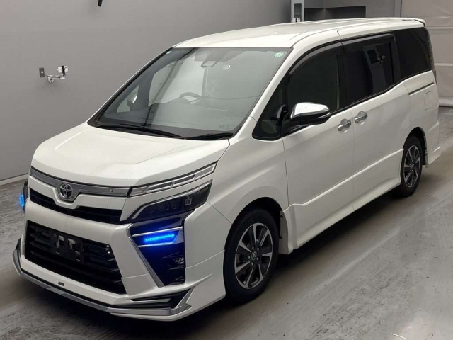 TOYOTA VOXY — фото