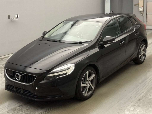 VOLVO V40 — фото