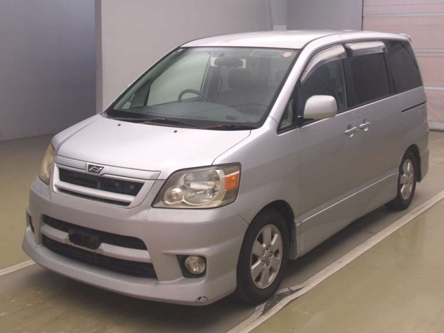 TOYOTA NOAH — фото