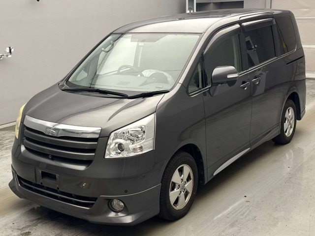 TOYOTA NOAH — фото
