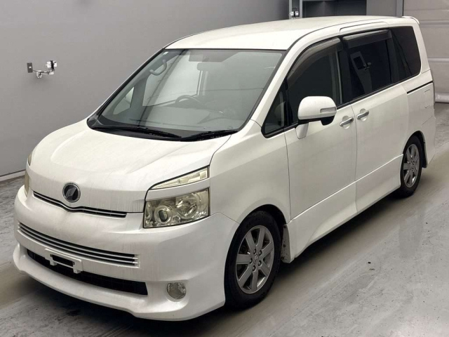 TOYOTA VOXY — фото