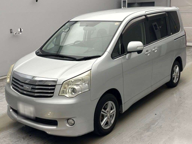 TOYOTA NOAH — фото