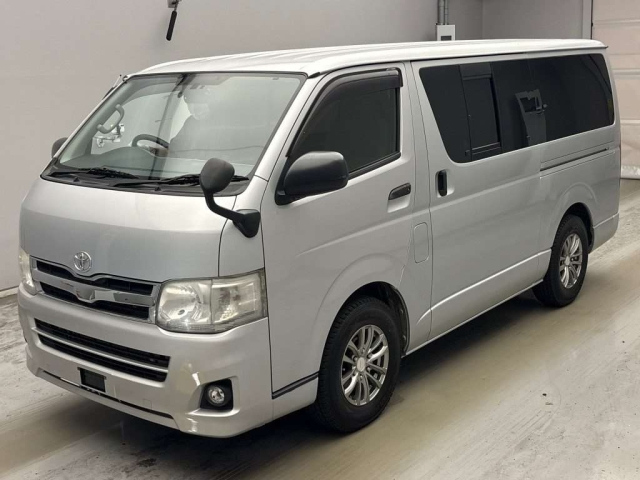 TOYOTA HIACE — фото