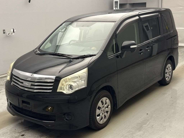 TOYOTA NOAH — фото