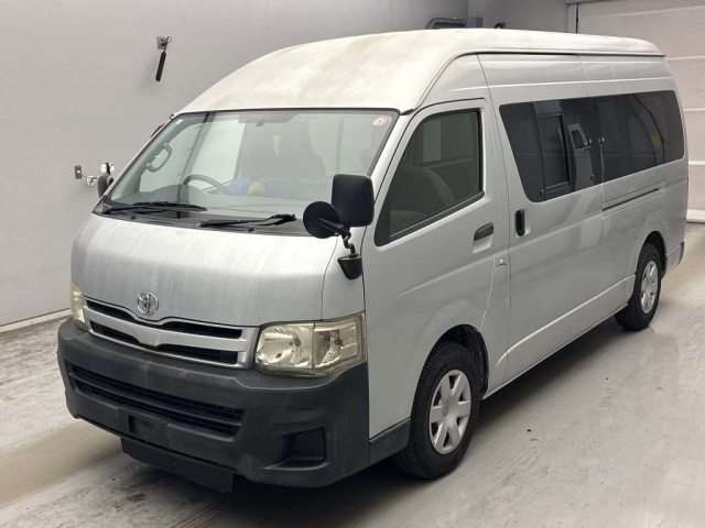 TOYOTA HIACE — фото