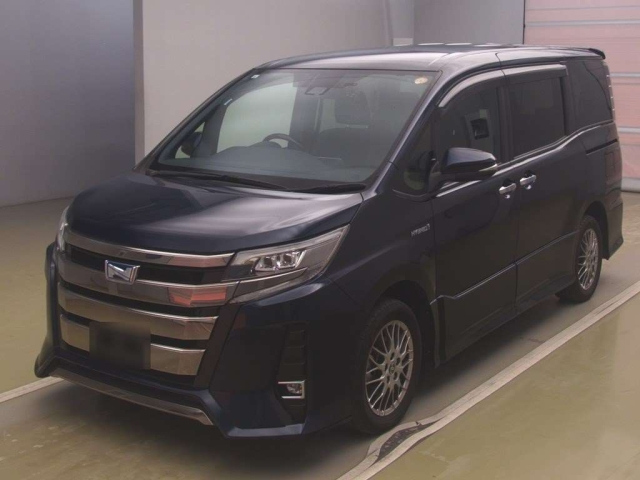 TOYOTA NOAH — фото