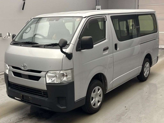 TOYOTA HIACE — фото