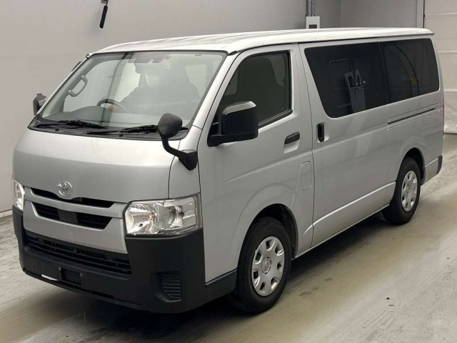 TOYOTA HIACE — фото