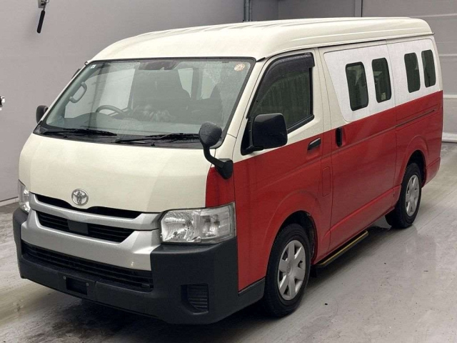 TOYOTA HIACE — фото