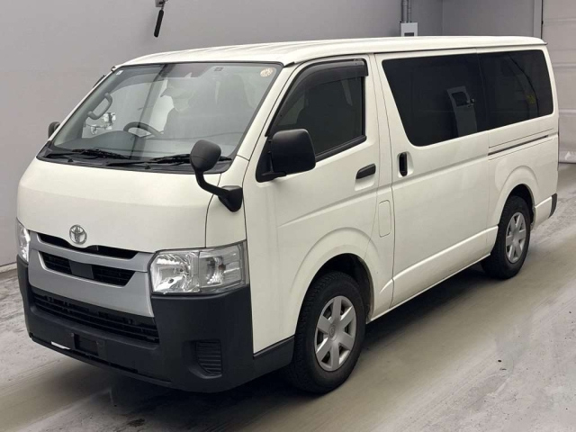 TOYOTA HIACE — фото