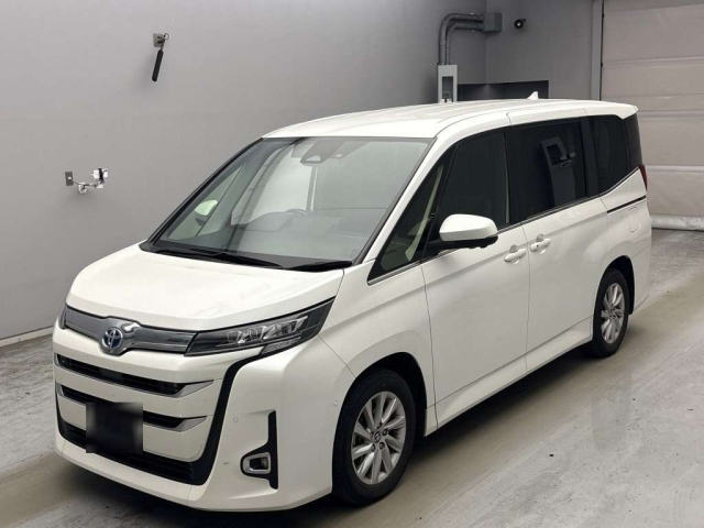 TOYOTA VOXY — фото