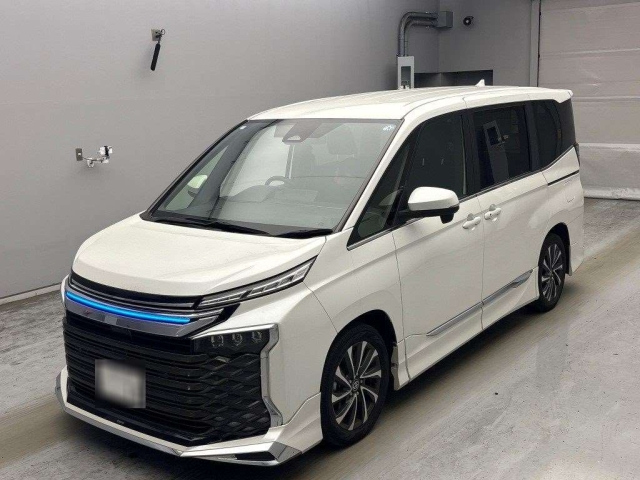 TOYOTA VOXY — фото
